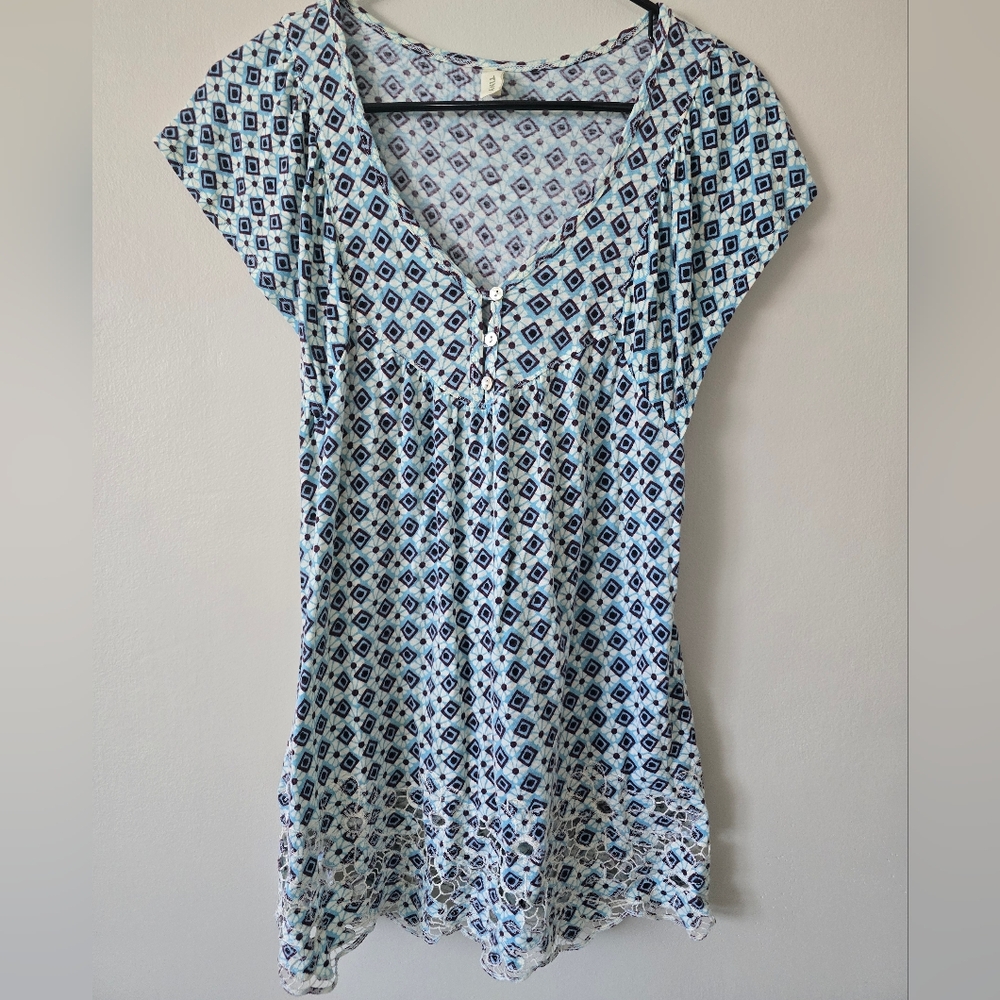 Tiny Anthropologie Blue and White Patterned Blouse - Medium